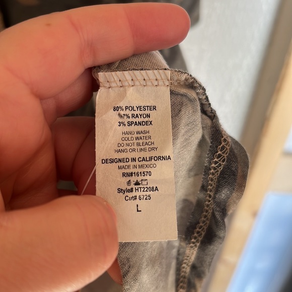 Nwt! Haptics Camo V-Neck Handkerchief Hem Knit Top - Picture 2 of 4